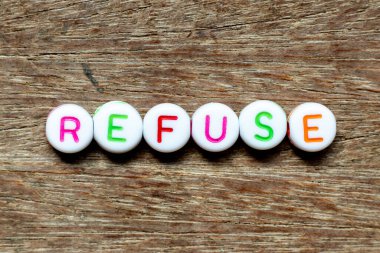 Kelimesi kelimesine beyaz boncuk ahşap arka planda reddediliyor