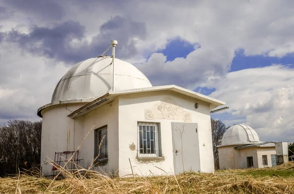 El edificio del Observatorio de Lviv con telescopios — Foto de Stock