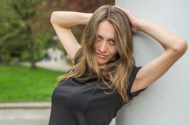 Parkta yürürken uzun saçlı güzel bir genç kız portresi