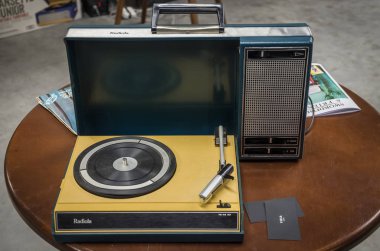 Lviv, Ukrayna - Mayıs 2017: Eski retro vintage vinil plak çalar