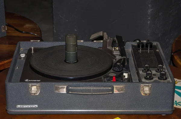 LVIV, UKRAINE - MAI 2017 : Ancien tourne-disque vinyle rétro vintage — Photo