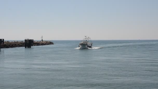 Navio de pesca entra no porto de Fiumicino — Vídeo de Stock