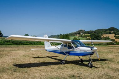 Roma, İtalya - Temmuz 2017: Motor kolay uçak pist Tecnam P92-S yankı üzerinde