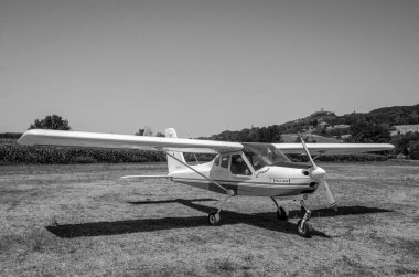 Roma, İtalya - Temmuz 2017: Motor kolay uçak pist Tecnam P92-S yankı üzerinde