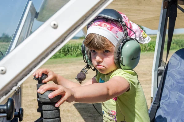 Roma, Italië - juli 2017: Kleine charmante kleine meisje piloot, kind in de cockpit van licht-engine vliegtuig Tecnam P92-S Echo — Stockfoto