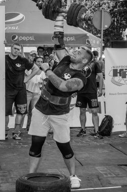 Lviv, Ukrayna - Ağustos 2015: Güçlü sporcu atlet ağır Strongmen oyunları yükseltir