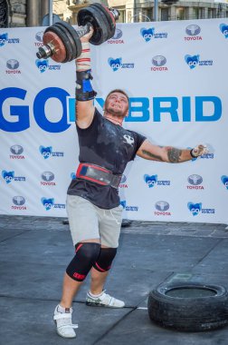 Lviv, Ukrayna - Ağustos 2015: Güçlü sporcu atlet ağır Strongmen oyunları yükseltir