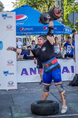 Lviv, Ukrayna - Ağustos 2015: Güçlü sporcu atlet ağır Strongmen oyunları yükseltir