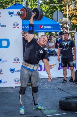 Lviv, Ukrayna - Ağustos 2015: Güçlü sporcu atlet ağır Strongmen oyunları yükseltir