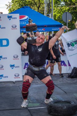 Lviv, Ukrayna - Ağustos 2015: Güçlü sporcu atlet ağır Strongmen oyunları yükseltir