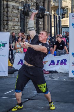 Lviv, Ukrayna - Ağustos 2015: Güçlü sporcu atlet ağır Strongmen oyunları yükseltir