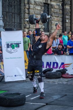 Lviv, Ukrayna - Ağustos 2015: Güçlü sporcu atlet ağır Strongmen oyunları yükseltir