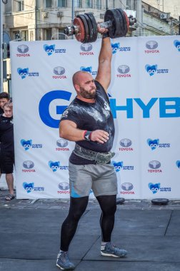 Lviv, Ukrayna - Ağustos 2015: Güçlü sporcu atlet ağır Strongmen oyunları yükseltir