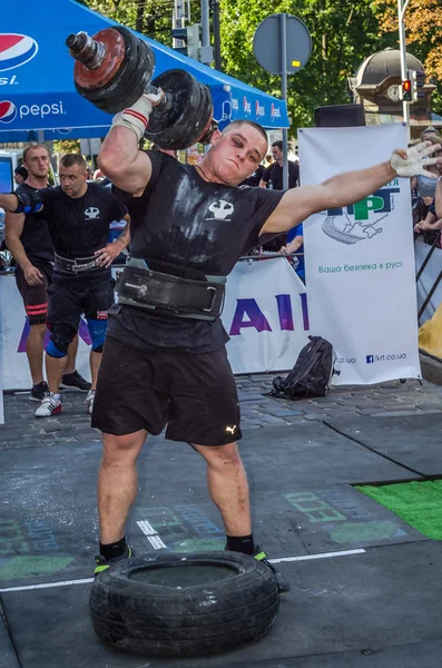 Lviv, Ukrayna - Ağustos 2015: Güçlü sporcu atlet ağır Strongmen oyunları yükseltir
