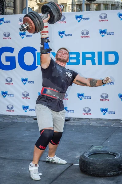 Lviv, Ukrayna - Ağustos 2015: Güçlü sporcu atlet ağır Strongmen oyunları yükseltir