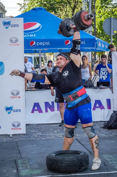 Lviv, Ukrayna - Ağustos 2015: Güçlü sporcu atlet ağır Strongmen oyunları yükseltir