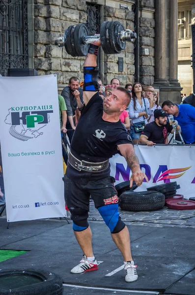 LVIV, UCRANIA - AGOSTO 2015: Atleta fuerte aumenta de peso en los juegos Strongmen — Foto de Stock