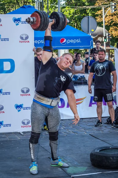 Lviv, Ukrayna - Ağustos 2015: Güçlü sporcu atlet ağır Strongmen oyunları yükseltir