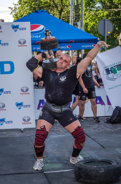 Lviv, Ukrayna - Ağustos 2015: Güçlü sporcu atlet ağır Strongmen oyunları yükseltir