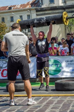 Lviv, Ukrayna - Ağustos 2015: Güçlü sporcu atlet ağır Strongmen oyun yükseltir