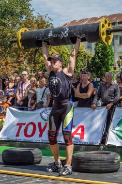 Lviv, Ukrayna - Ağustos 2015: Güçlü sporcu atlet ağır Strongmen oyun yükseltir