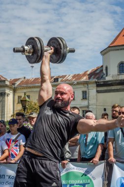 Lviv, Ukrayna - Ağustos 2015: Güçlü sporcu atlet ağır Strongmen oyun yükseltir