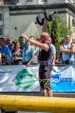 Lviv, Ukrayna - Ağustos 2015: Güçlü sporcu atlet ağır Strongmen oyun yükseltir