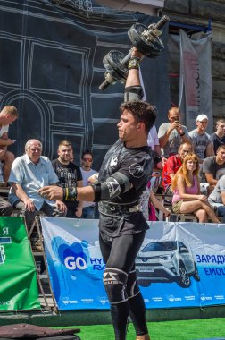 Lviv, Ukrayna - Ağustos 2015: Güçlü sporcu atlet ağır Strongmen oyun yükseltir