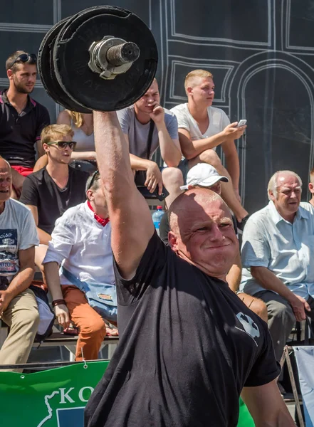 LVIV, UCRANIA - AGOSTO 2015: atleta fuerte aumenta de peso pesado en Strongmen juego — Foto de Stock