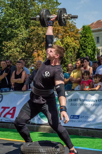 Lviv, Ukrayna - Ağustos 2015: Güçlü sporcu atlet ağır Strongmen oyun yükseltir