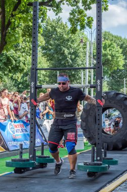 Lviv, Ukrayna - Ağustos 2017: Güçlü atlet Strongmen maçında kahraman oyunları bir ağır büyük rock'çı ayılar