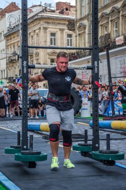 Lviv, Ukrayna - Ağustos 2017: Güçlü atlet Strongmen maçında kahraman oyunları bir ağır büyük rock'çı ayılar