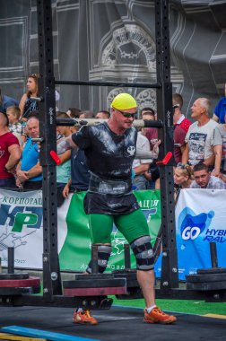 Lviv, Ukrayna - Ağustos 2017: Güçlü atlet Strongmen maçında kahraman oyunları bir ağır büyük rock'çı ayılar