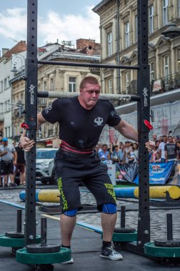Lviv, Ukrayna - Ağustos 2017: Güçlü atlet Strongmen maçında kahraman oyunları bir ağır büyük rock'çı ayılar