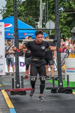 Lviv, Ukrayna - Ağustos 2017: Güçlü atlet Strongmen maçında kahraman oyunları bir ağır büyük rock'çı ayılar