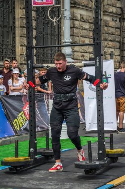 Lviv, Ukrayna - Ağustos 2017: Güçlü atlet Strongmen maçında kahraman oyunları bir ağır büyük rock'çı ayılar