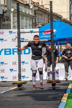 Lviv, Ukrayna - Ağustos 2017: Güçlü atlet Strongmen maçında kahraman oyunları bir ağır büyük rock'çı ayılar