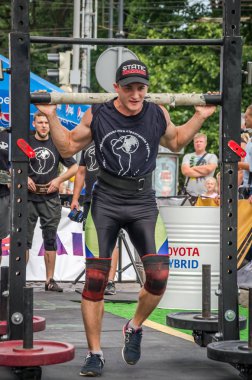 Lviv, Ukrayna - Ağustos 2017: Güçlü atlet Strongmen maçında kahraman oyunları bir ağır büyük rock'çı ayılar