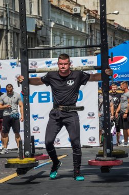 Lviv, Ukrayna - Ağustos 2017: Güçlü atlet Strongmen maçında kahraman oyunları bir ağır büyük rock'çı ayılar