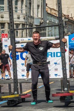 Lviv, Ukrayna - Ağustos 2017: Güçlü atlet Strongmen maçında kahraman oyunları bir ağır büyük rock'çı ayılar