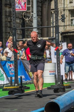 Lviv, Ukrayna - Ağustos 2017: Güçlü atlet Strongmen maçında kahraman oyunları bir ağır büyük rock'çı ayılar