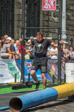 Lviv, Ukrayna - Ağustos 2017: Güçlü atlet Strongmen maçında kahraman oyunları bir ağır büyük rock'çı ayılar