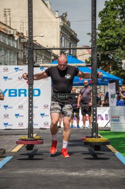 Lviv, Ukrayna - Ağustos 2017: Güçlü atlet Strongmen maçında kahraman oyunları bir ağır büyük rock'çı ayılar