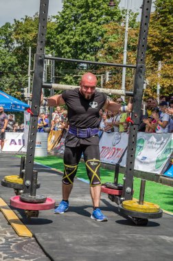 Lviv, Ukrayna - Ağustos 2017: Güçlü atlet Strongmen maçında kahraman oyunları bir ağır büyük rock'çı ayılar