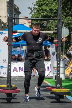 Lviv, Ukrayna - Ağustos 2017: Güçlü atlet Strongmen maçında kahraman oyunları bir ağır büyük rock'çı ayılar