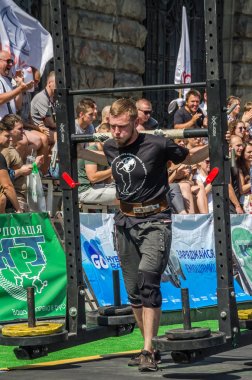 Lviv, Ukrayna - Ağustos 2017: Güçlü atlet Strongmen maçında kahraman oyunları bir ağır büyük rock'çı ayılar