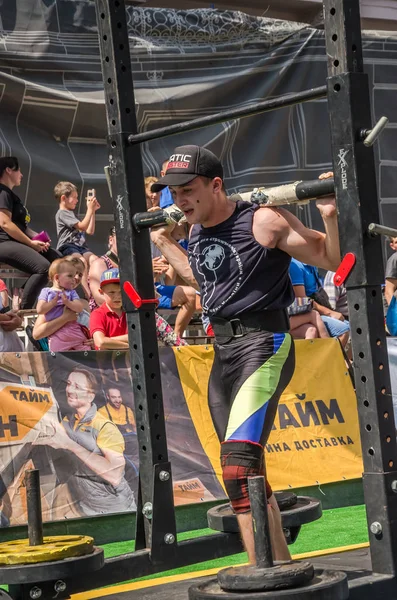 Lviv, Ukrayna - Ağustos 2017: Güçlü atlet Strongmen maçında kahraman oyunları bir ağır büyük rock'çı ayılar