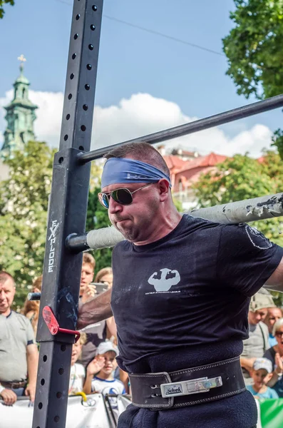 LVIV, UCRANIA - AGOSTO 2017: Fuerte atleta lleva un gran rockero pesado en los juegos heroicos en el juego Strongmen — Foto de Stock