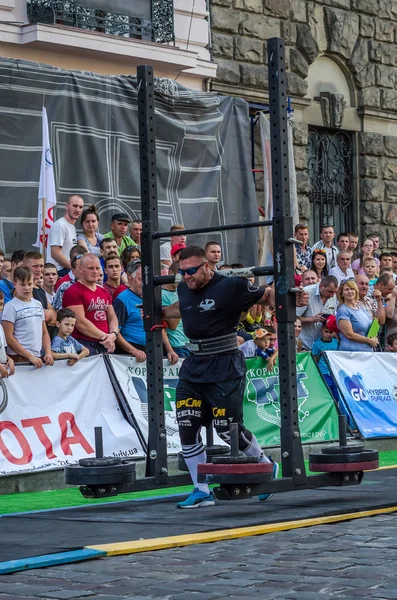 Lviv, Ukrayna - Ağustos 2017: Güçlü atlet Strongmen maçında kahraman oyunları bir ağır büyük rock'çı ayılar