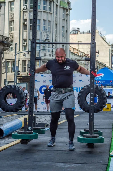 Lviv, Ukrayna - Ağustos 2017: Güçlü atlet Strongmen maçında kahraman oyunları bir ağır büyük rock'çı ayılar